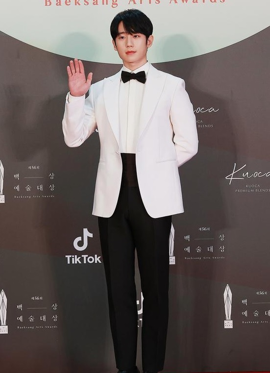 Thảm đỏ Baeksang Art Awards 2020: Bà cả Kim Hee Ae của Thế giới hôn nhân đụng độ chị đẹp Son Ye Jin-9